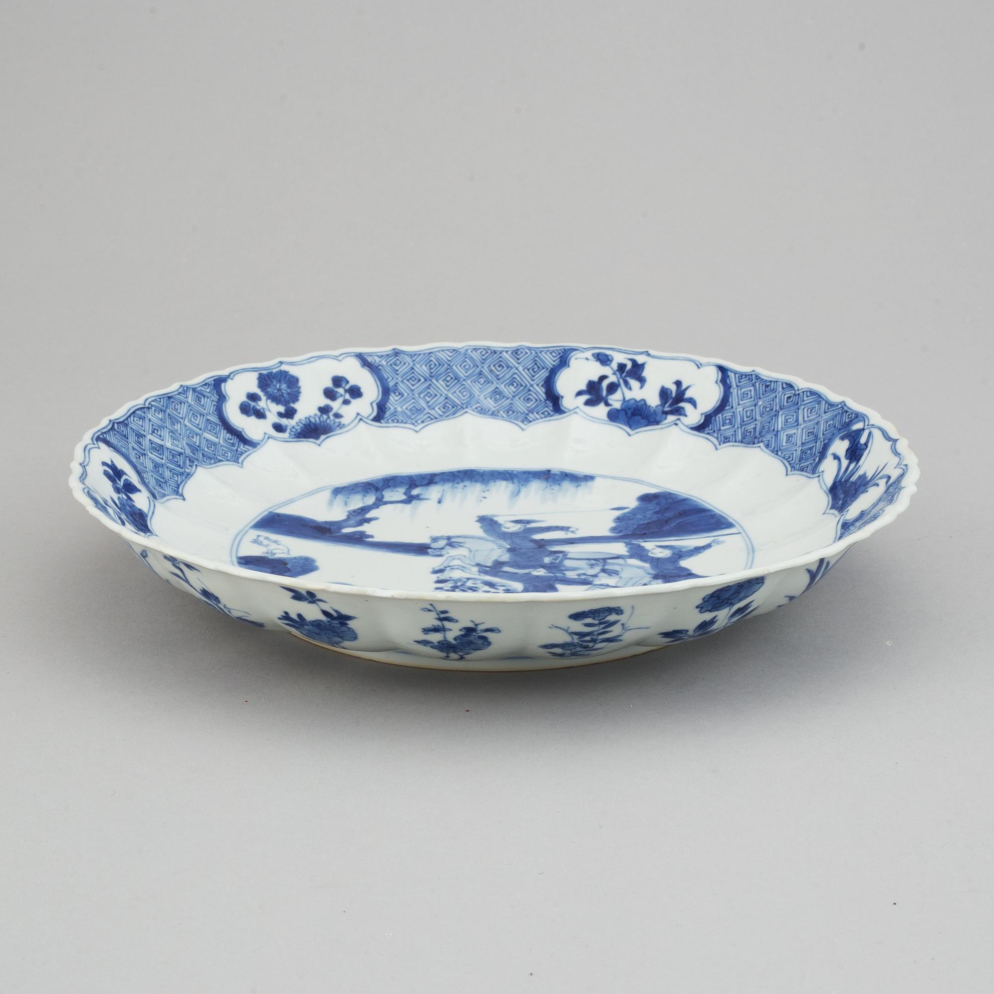 A blue and white dish, Qing dynasty, Kangxi (1662-1722).