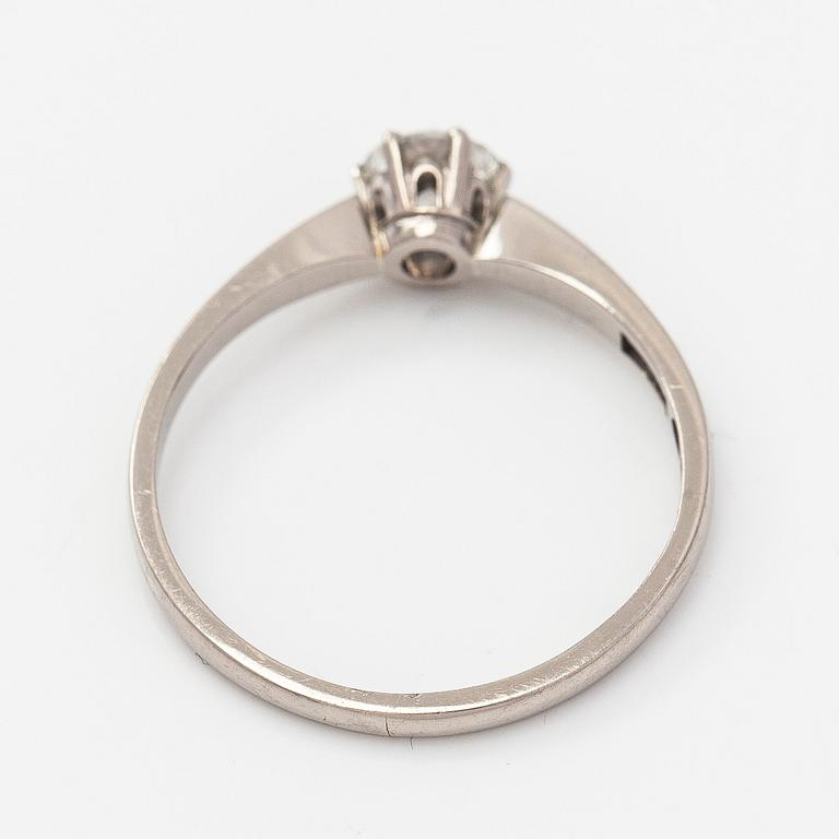 W.A. Bolin, sormus, 18K valkokultaa ja briljanttihiottu timantti.