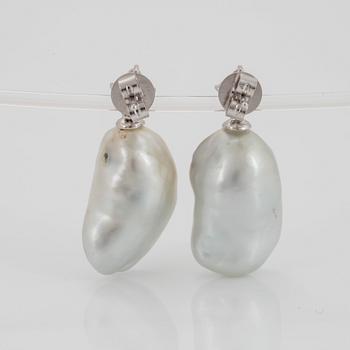 Ett par örhängen odlade South Sea pärlor 18K vitguld med runda briljantslipade diamanter.