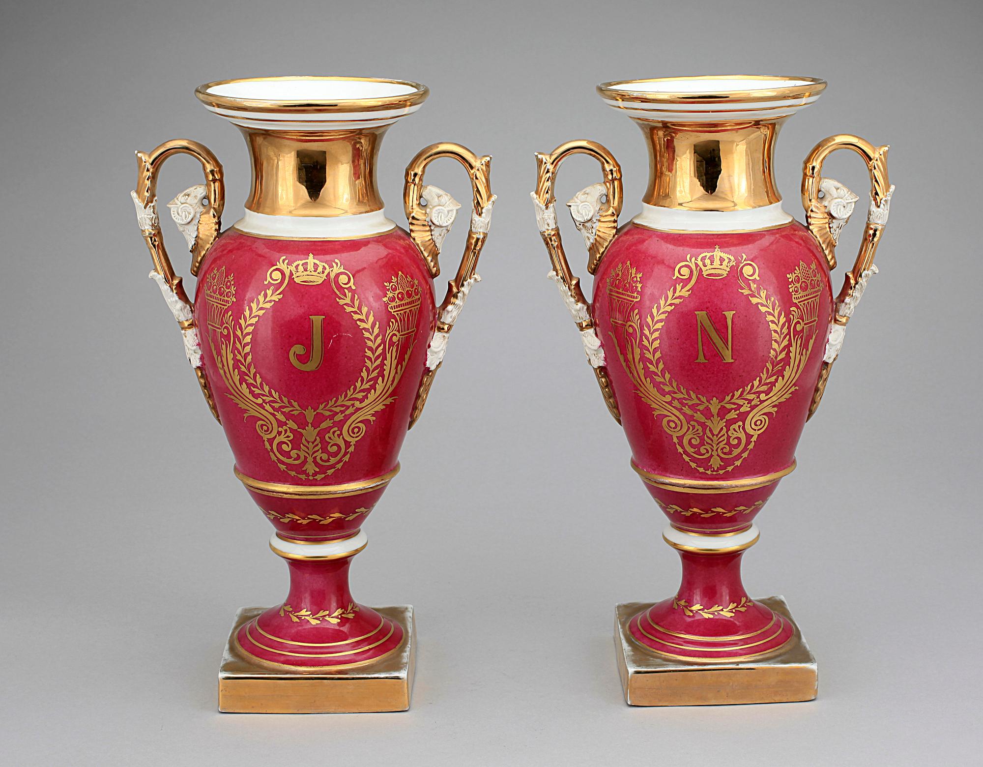 URNOR, ett par, porslin, empirestil, 1800-talets andra hälft.