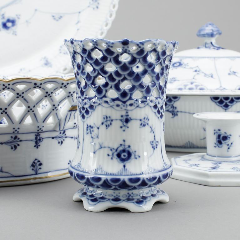 SERVISDELAR, 84 stycken, porslin, Musselmalet, Royal Copenhagen.