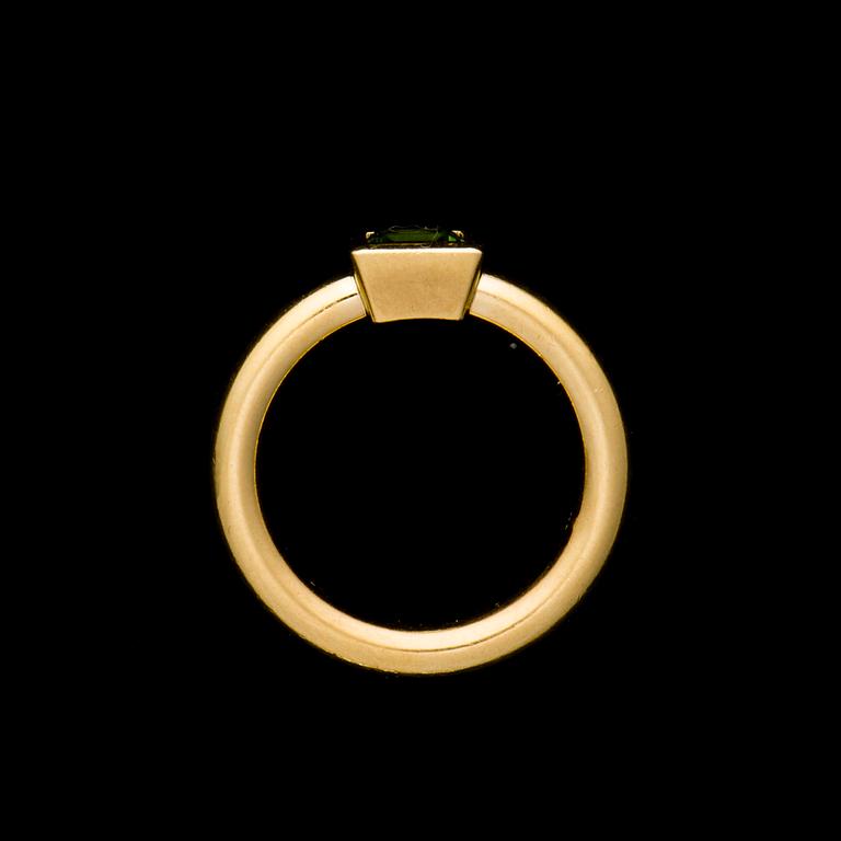 RING, 18K guld, grön turmalin. Torbjörn Tillander, Helsingfors 1998. Vikt ca 7,7 g.