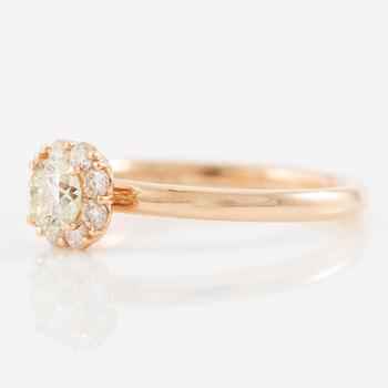 Ring in 18K gold set with brilliant-cut diamonds.