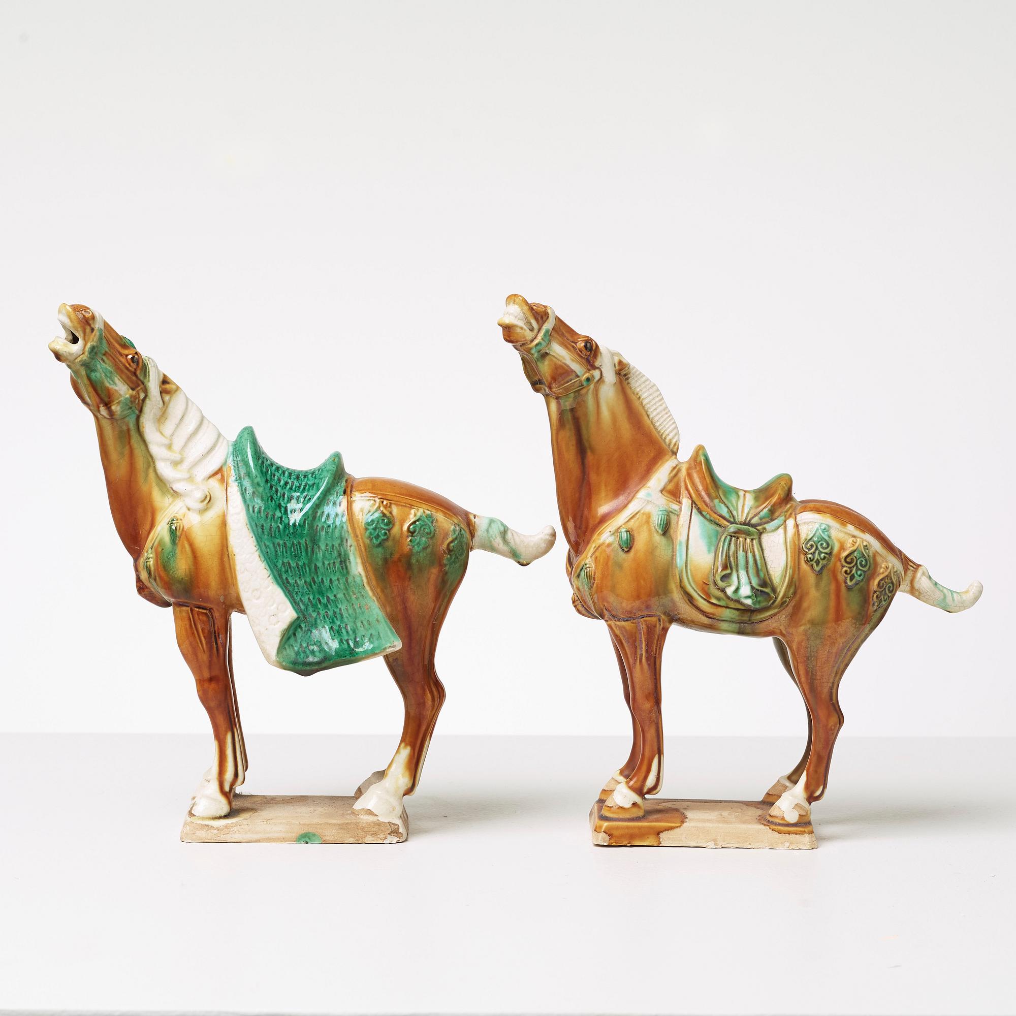 FIGURINER, 2 st, lergods, Tangstil, 1900-tal.