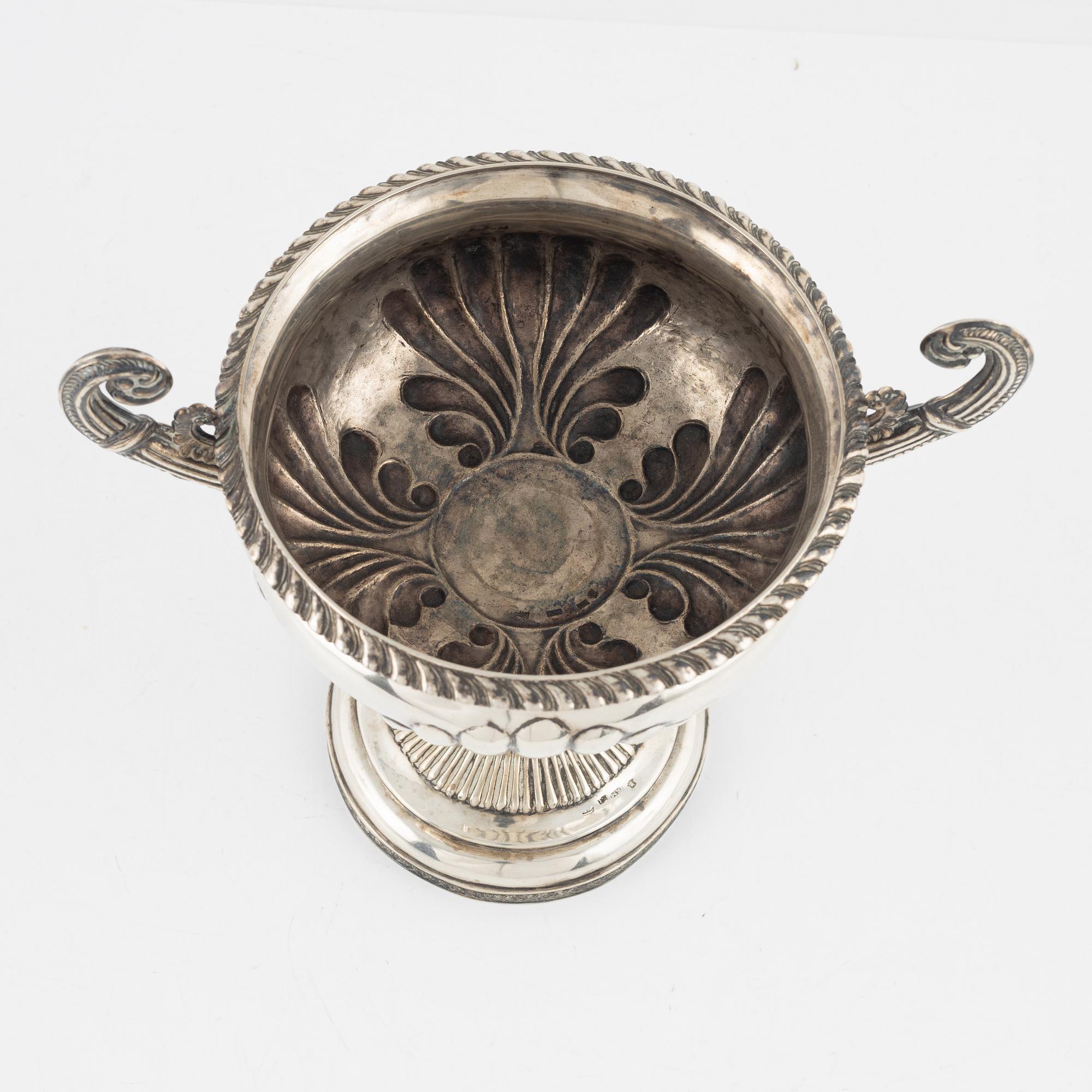 Roland Mellin, hänkelskål på fot, silver, empire, Helsingfors 1839.