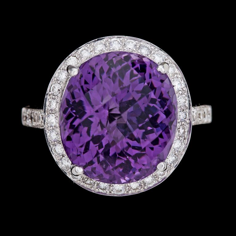 RING, checker cut amethyst and brilliant cut diamonds, tot. 0.72 cts.