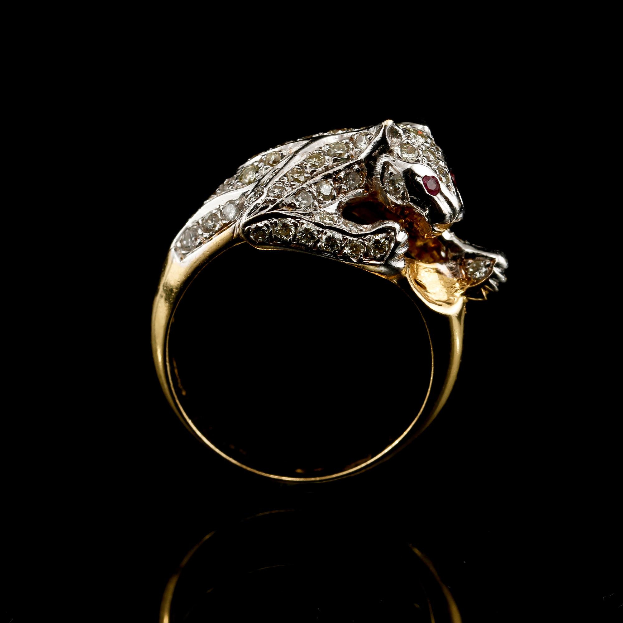 RING, 18k guld och vitguld med 2 rubiner samt 60 små briljantslipade diamanter, 1900/2000-tal. Vikt 7 g.