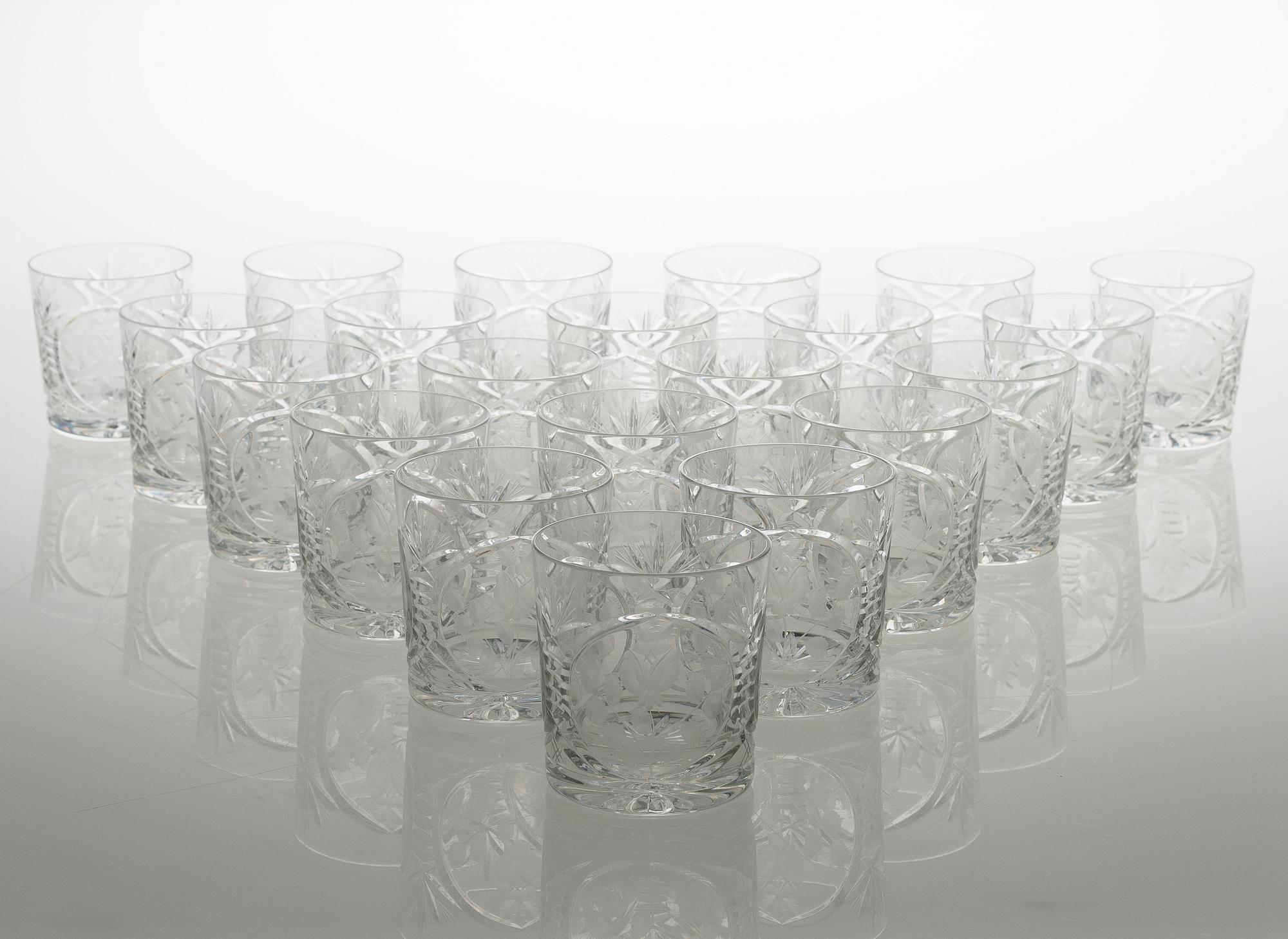 BÅLSKÅL, KARAFF och 87 st GLAS, glas.