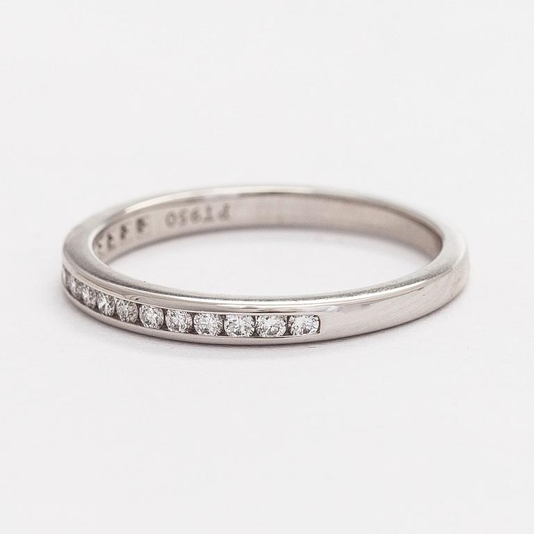 Tiffany & Co, sormus, "Tiffany Setting", platinaa ja briljanttihiottuja timantteja.