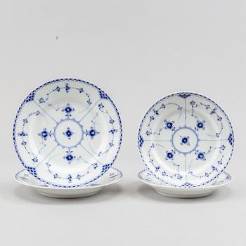 Royal Copenhagen, mat- samt kaffeservis, 85 delar, porslin. "Musselmalet", Danmark, 1900-tal.