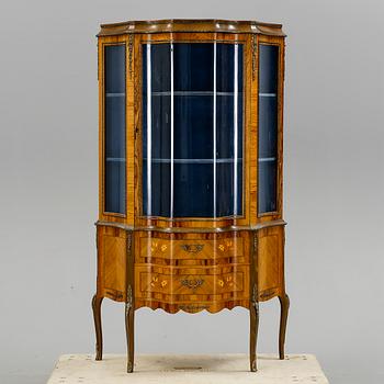 VITRINSKÅP, Louis XVI-stil, 1900-talets mitt.