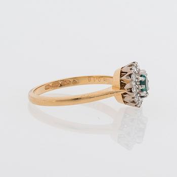 A RING, facetted emerald, brilliant cut diamonds, 18K gold. Kupittaan Kulta, Turku 1989.