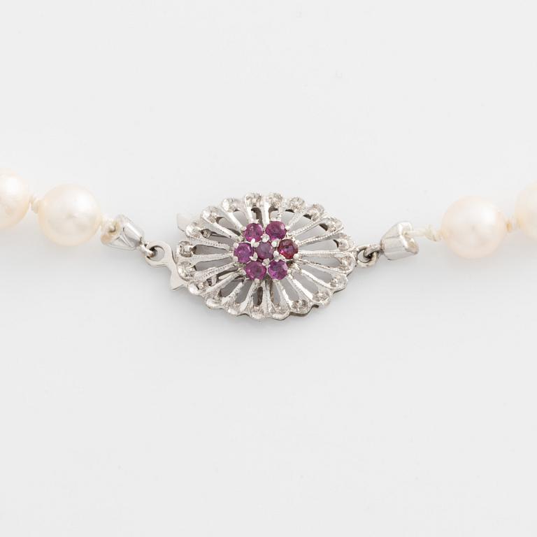 Pearl necklace, with cultured saltwater pearls, clasp in 18K white gold with pink sapphires.