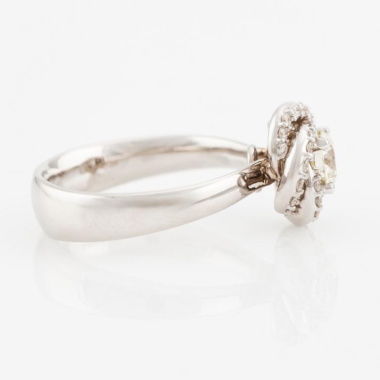 A ring in 18K white gold with round brilliant-cut diamonds.