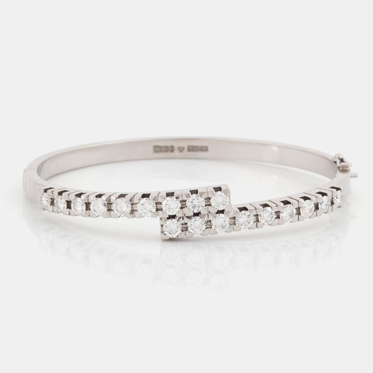 Armband 18K vitguld med runda briljantslipade diamanter.