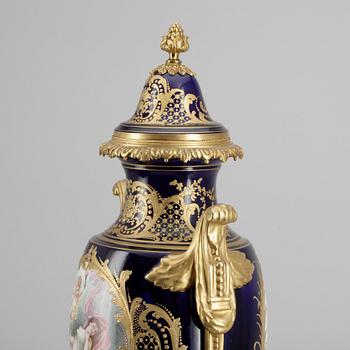 URNA med LOCK, porslin och brons, okänd tillverkare, sekelskifte 1900-tal.