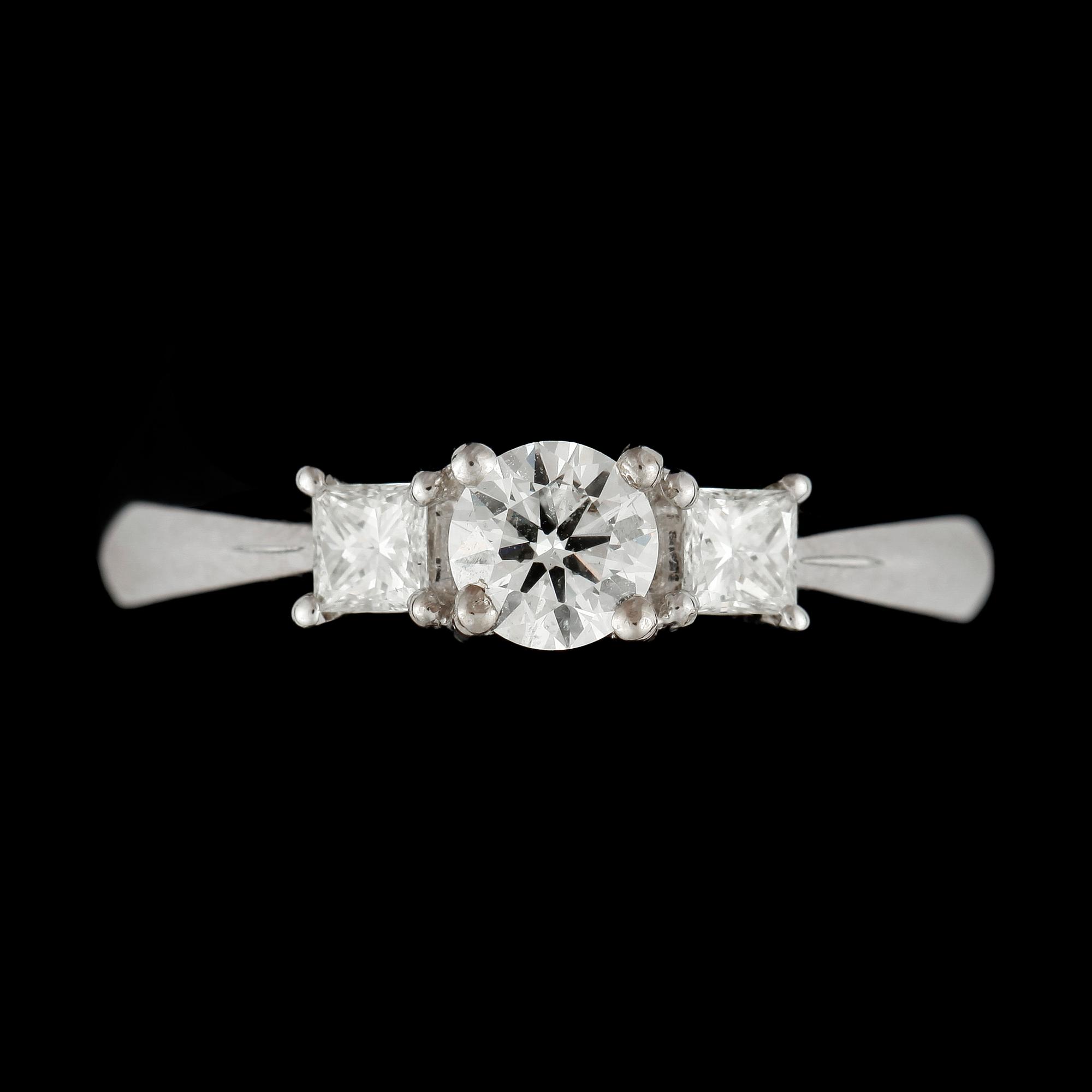 RING, 18k vitguld med tre olikslipade diamanter mittsten ca0,40ct, tot ca0,26 ct. Vikt ca 4,3 gram. 2000-tal.