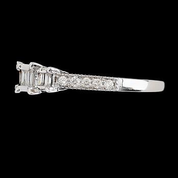 RING, 10K vitguld, baguett- och briljantslipade diamanter tot ca 0.48 ct. Vikt ca 2 g.