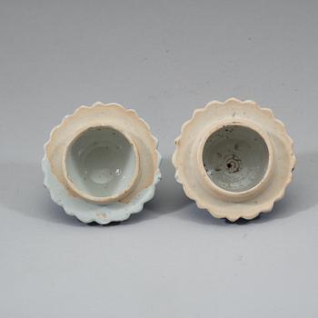 A pair of blue and white vases with cover, Qing dynasty, Kangxi period (1662-1722).