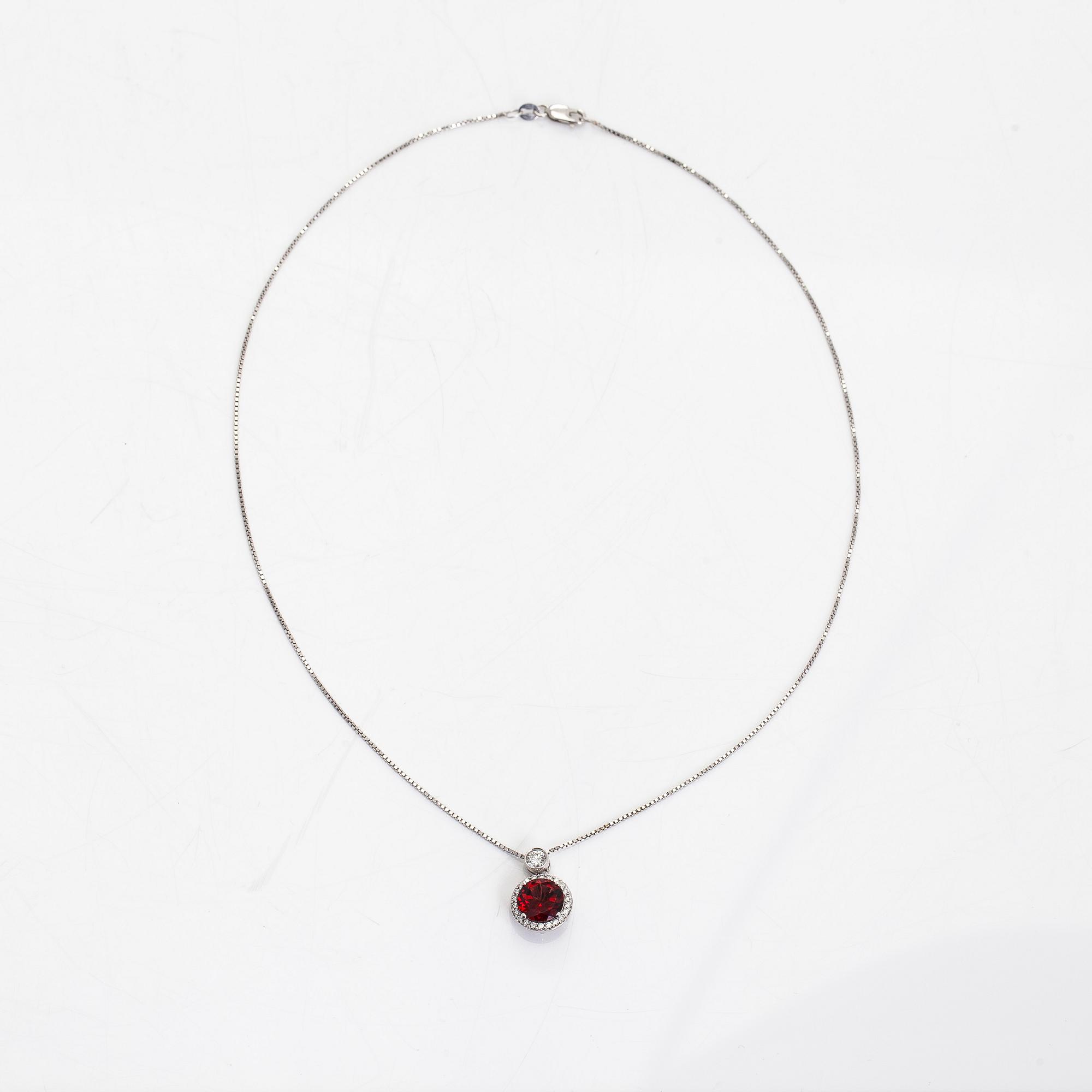 Kaulakoru, 18K valkokultaa, fasettihiottu granaatti ja timantteja.