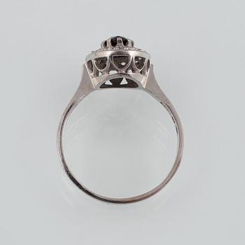 RING, 18K vitguld med ovalslipad blå safir samt briljantslipade diamanter 0.36 ct, Vetlanda, 1969. Vikt 5,2 gram.