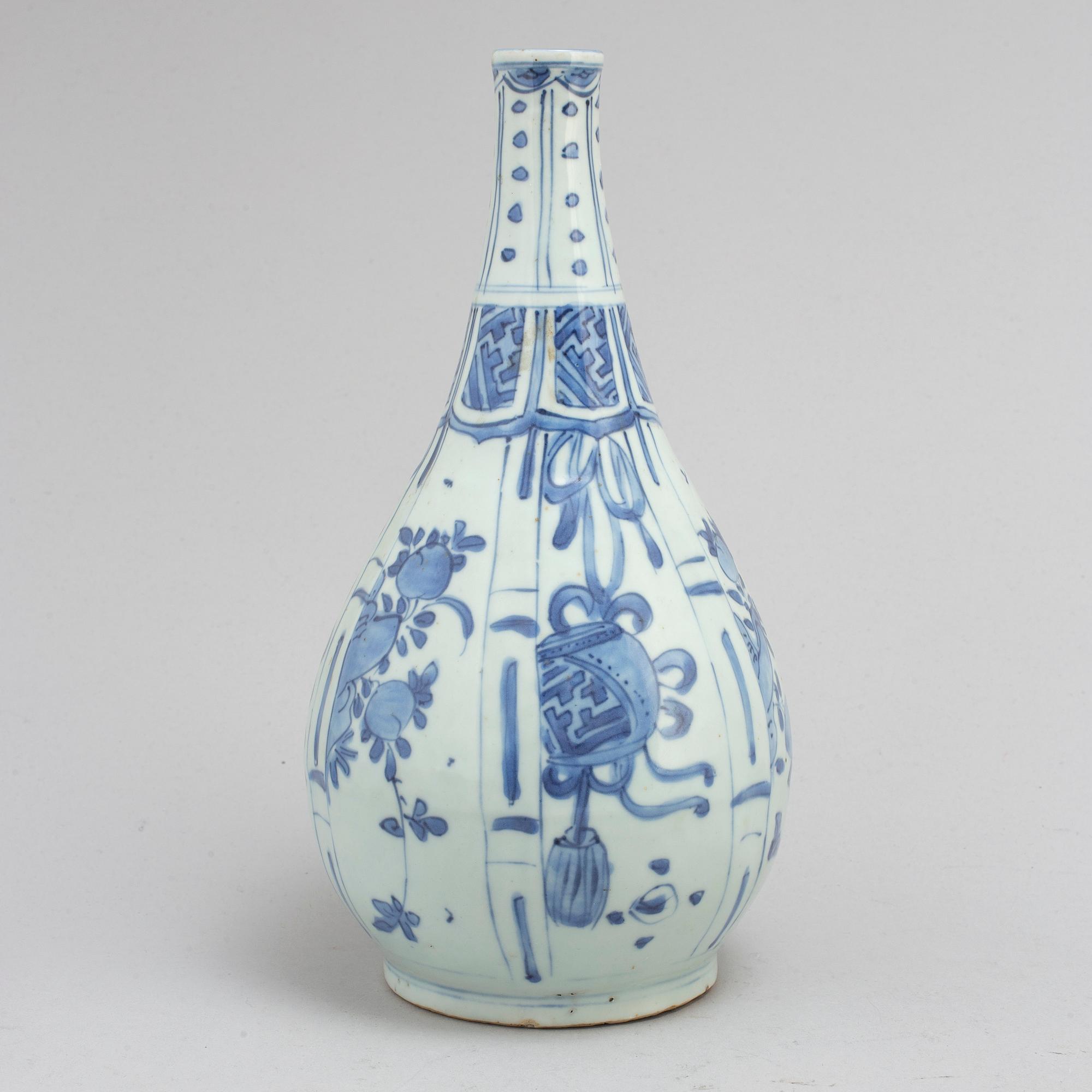 A blue and white bottle flask, Ming dynasty, Wanli (1573-1619).