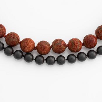 Ole Lynggaard, kullås i 18K guld med två collier, korall och grå stenpärlor.