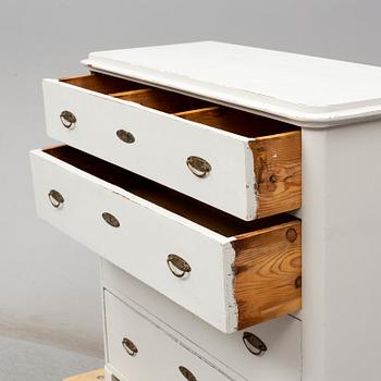 A painted pine chest of drawers, second half of the 20th Century.