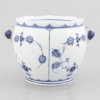 A 'Blue Fluted Plain'/'Musselmalet' porcelain pot, Royal Copenhagen, 1901.