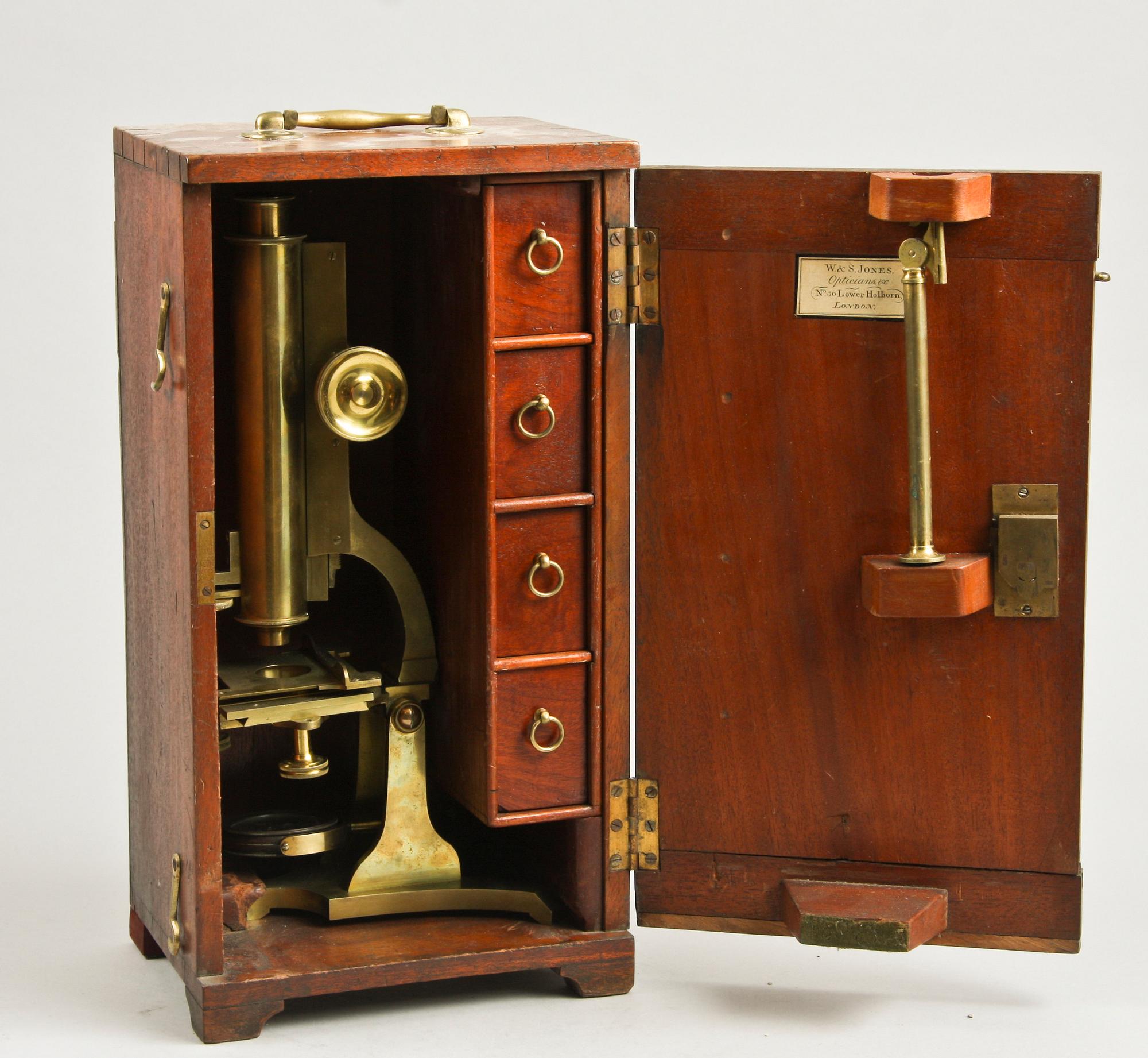 MIKROSKOP med tillbehör i schatull, W & S Jones, 1800-tal.