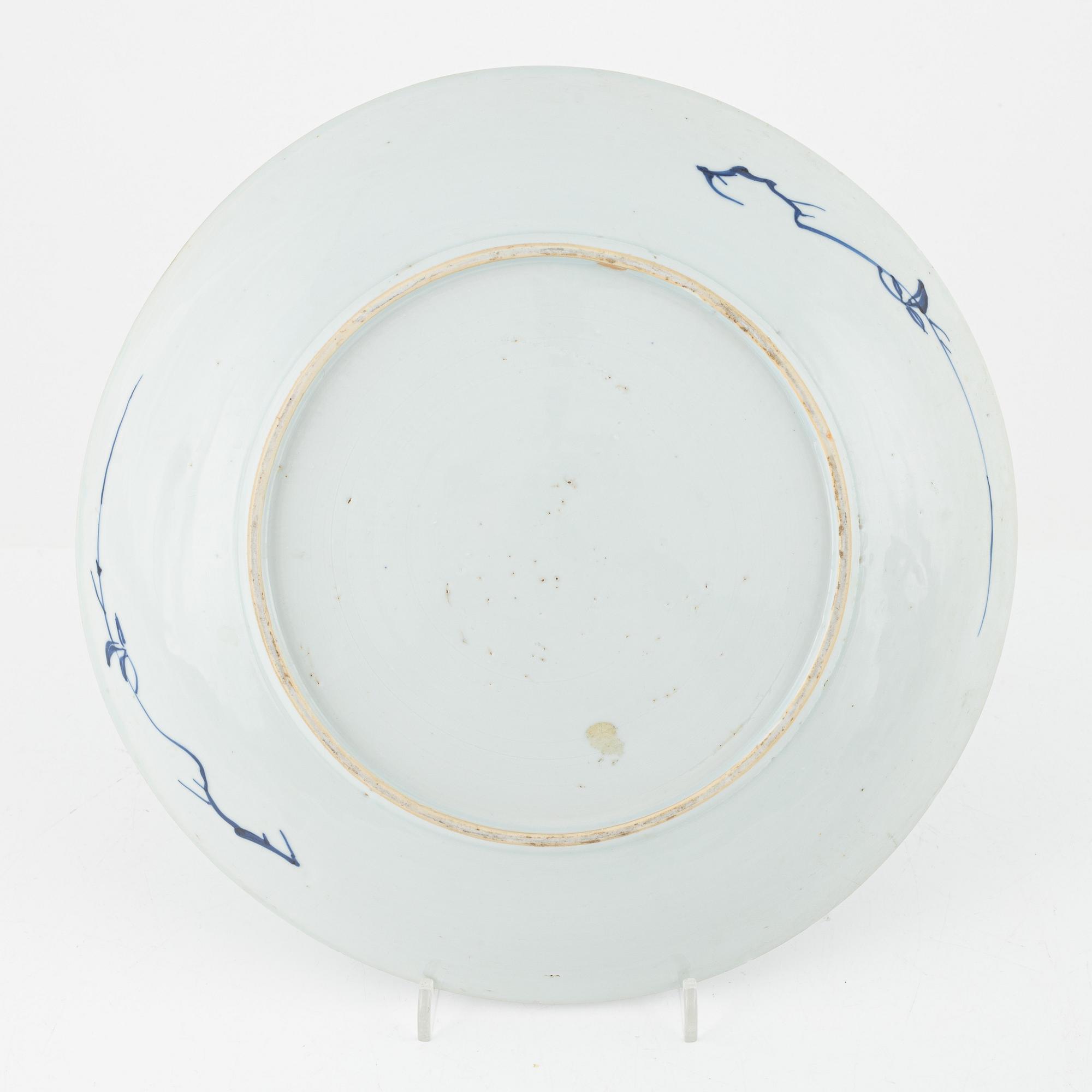Vaser, ett par, Kina, Kangxi-stil, 1800-tal, Såssnipor, ett par, 17/1800-tal, samt ett fat, Kina, Qianlong (1736-95).