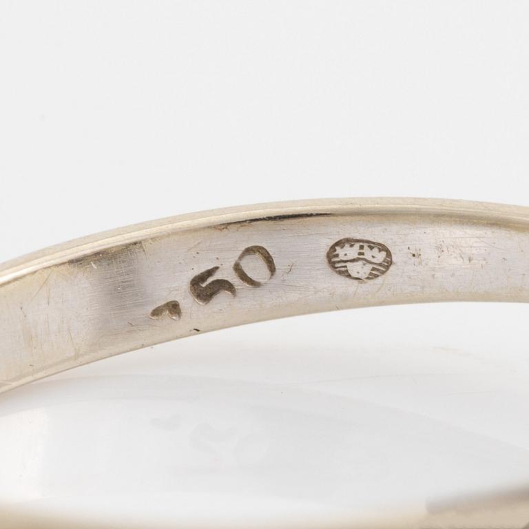 Brilliant cut diamond ring.