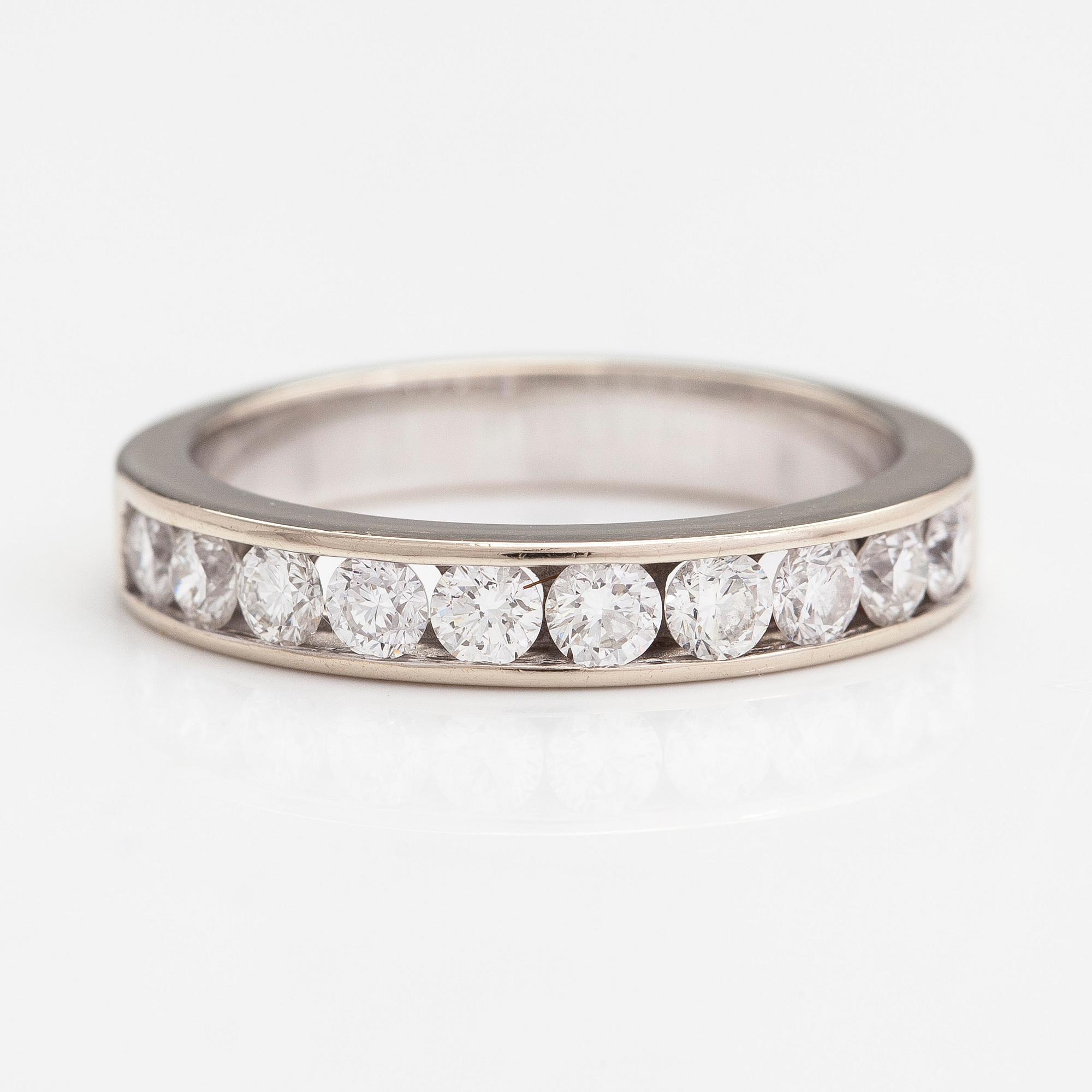 Alliansring, 18K vitguld, briljantslipade diamanter totalt 1.0 ct enligt gravyr.