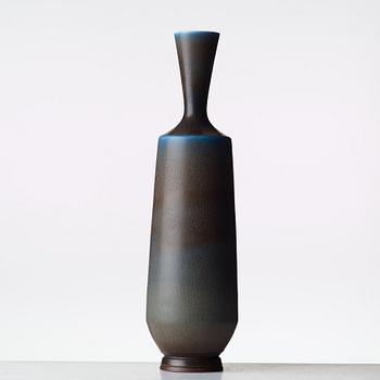 Berndt Friberg, vas, Gustavsbergs studio 1968. Harpälsglasyr i blått och något brunt.