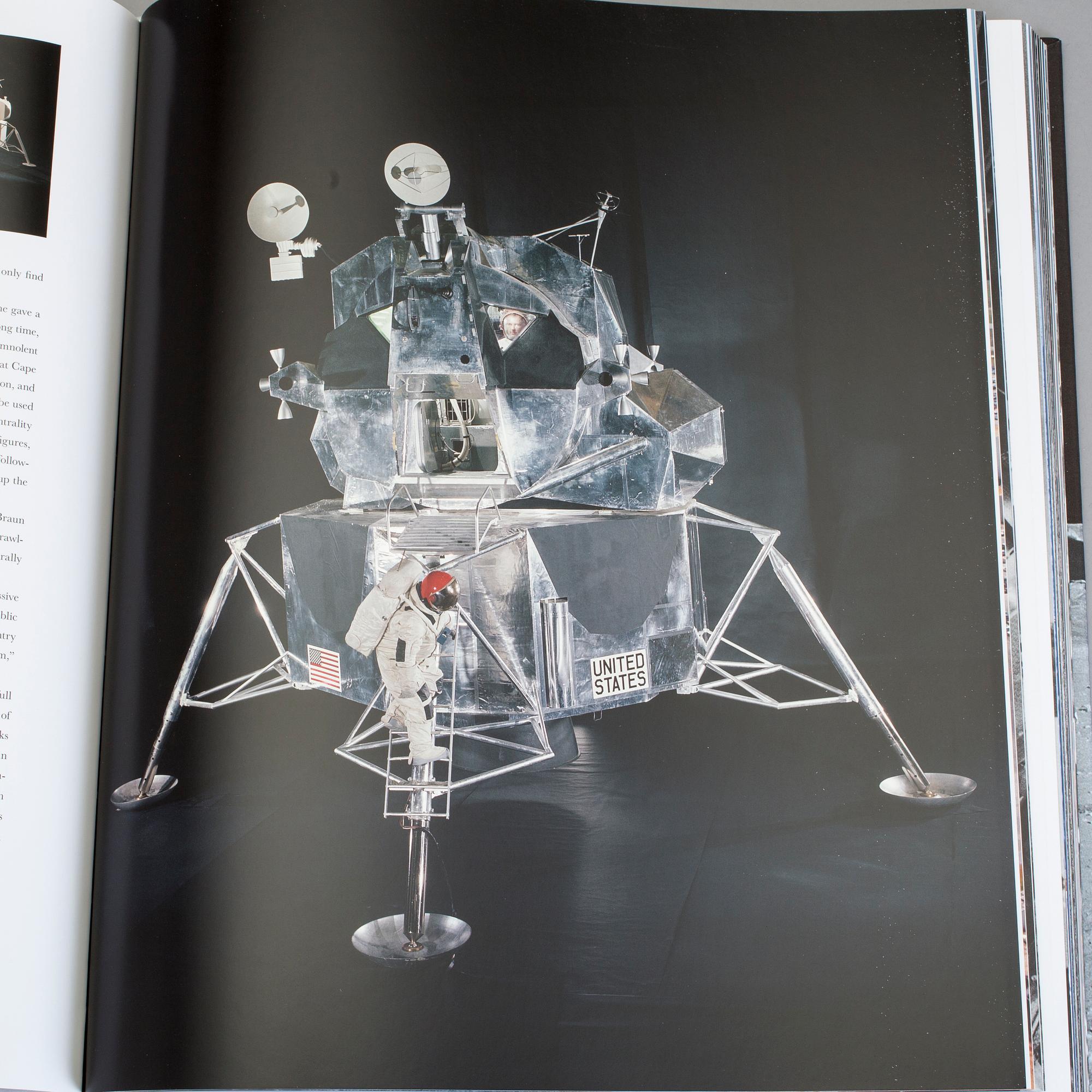 BOK samt AUTOGRAF, "Moonfire", Norman Mailer, Buzz Aldrin, numrerad AP 181/200.