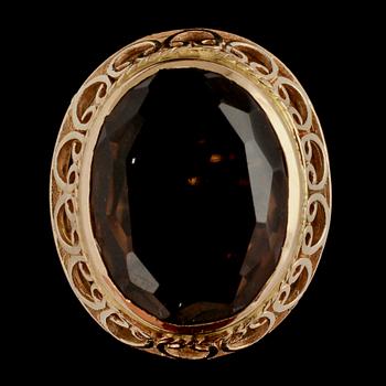 RING, 14k guld med fasettslipad röktopas, 1900-talets andra hälft. Vikt 12 g.