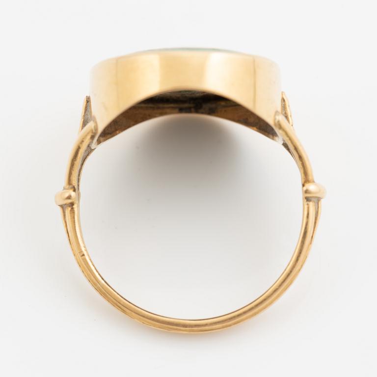 Ring i 18K guld med grön graverad turkos.