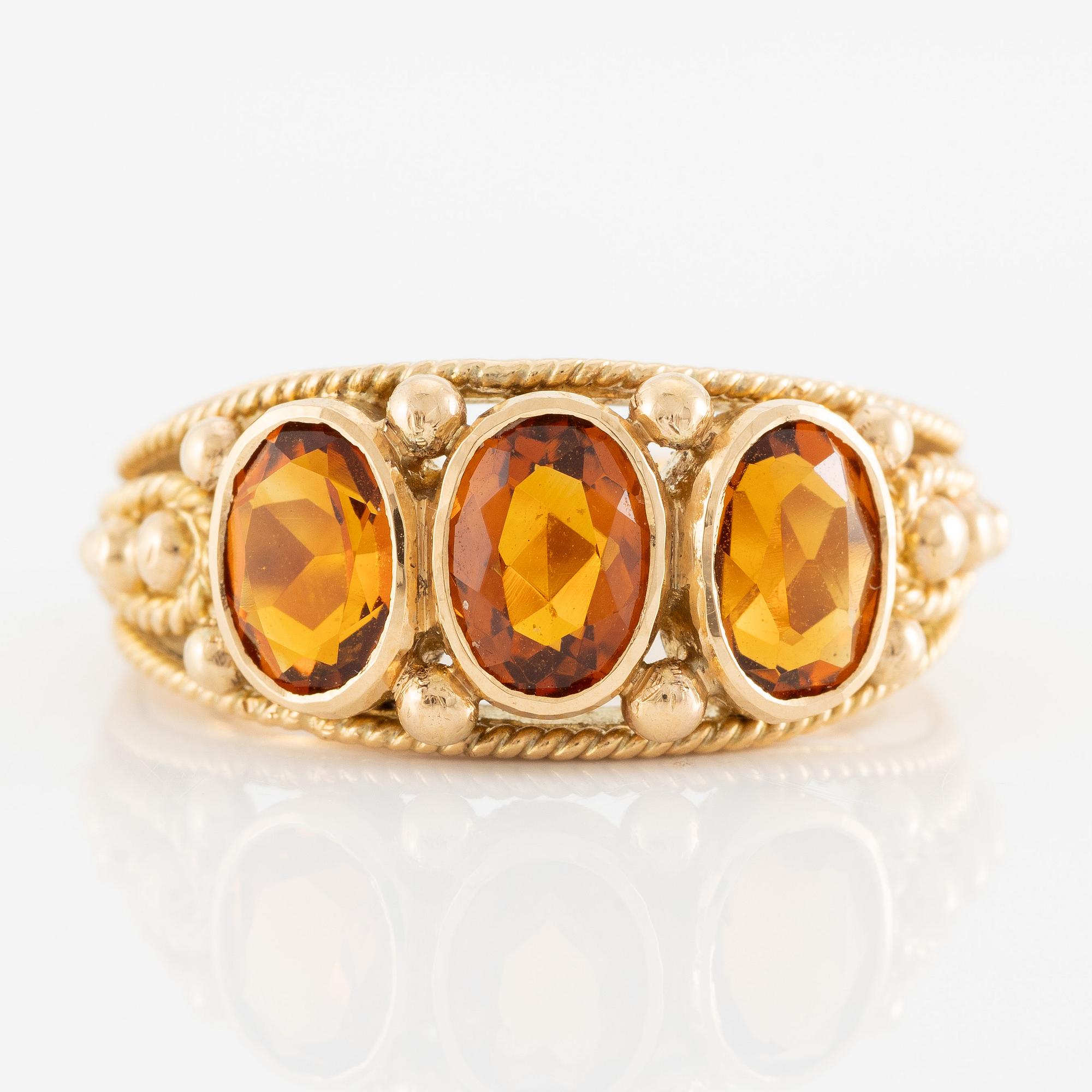 Ring 18K gold with three citrines.