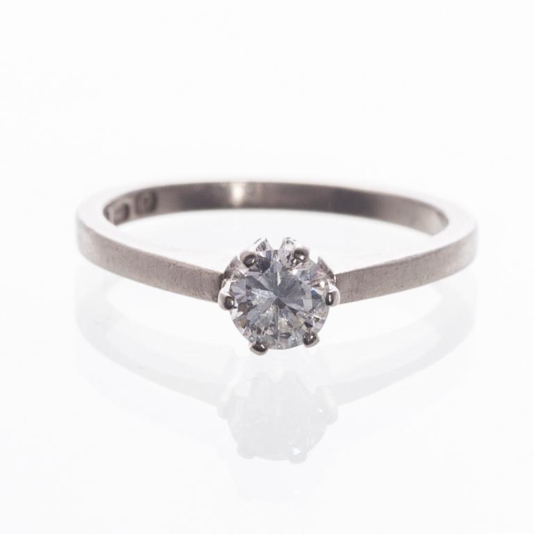 RING, 18K vitguld, briljantslipad diamant. A. Tillander 1973. Vikt ca 3,3 g.