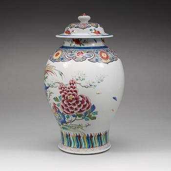 A famille rose jar with cover, Qing dynasty, 19th Century.