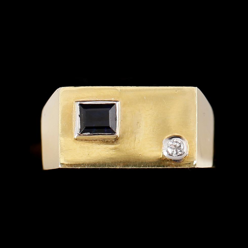 KLACKRING, 18 k guld, med briljantslipad diamant och safir. Total vikt ca 7 g.