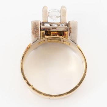 Ring in 18K gold set with round brilliant-cut diamonds.