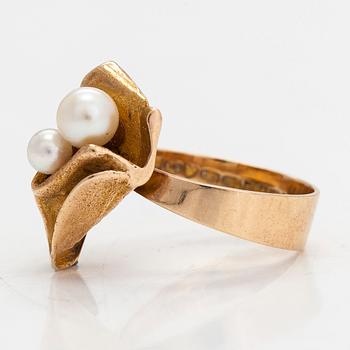 Björn Weckström, Sormus "Särkynyt lehti", 14K kultaa ja viljellyt helmet. Lapponia 1970.