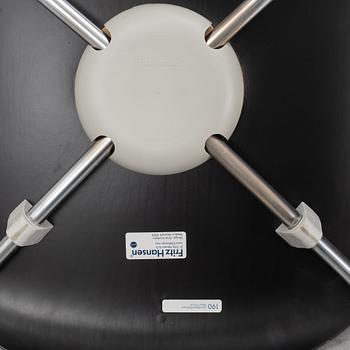 Arne Jacobsen, stolar sex st. "Sjuan", Fritz Hansen, Danmark, daterade 2003.