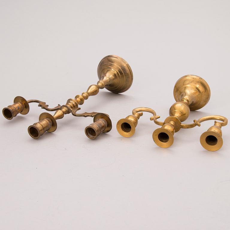 PARTI KANDELABRAR OCH LJUSSTAKAR, mässing, 1800/1900-tal.