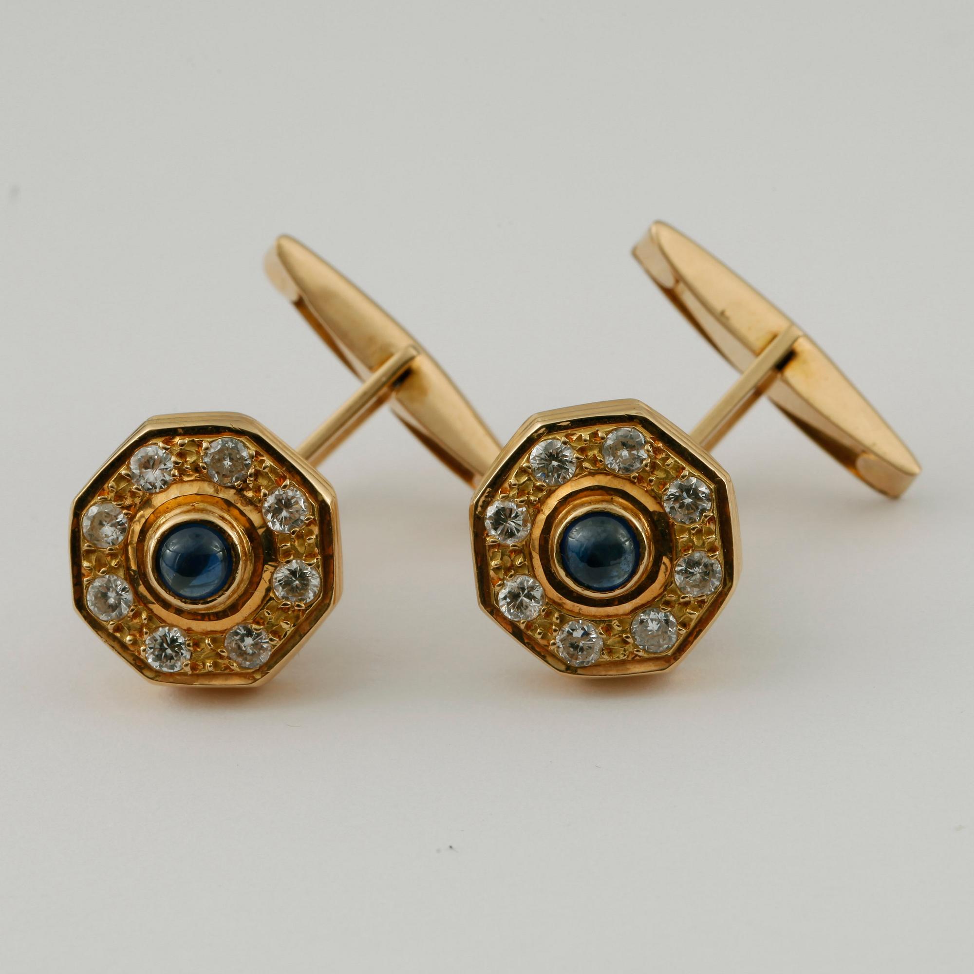 MANSCHETTKNAPPAR, ett par, 18k guld med diamanter tot ca0,48ct samt cabochonslipad safir. Vikt 8,7g.