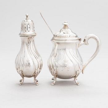 Ströare och senapsburk, silver, kontrollstämplad A. Tillander, Helsingfors 1926.