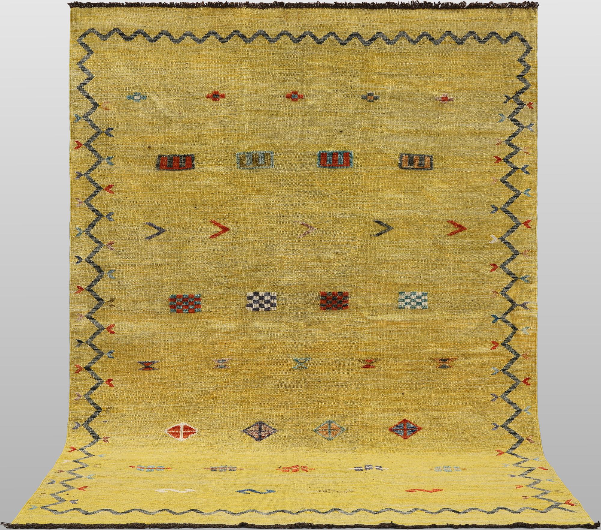 A Kelim carpet, 247 x 177 cm.