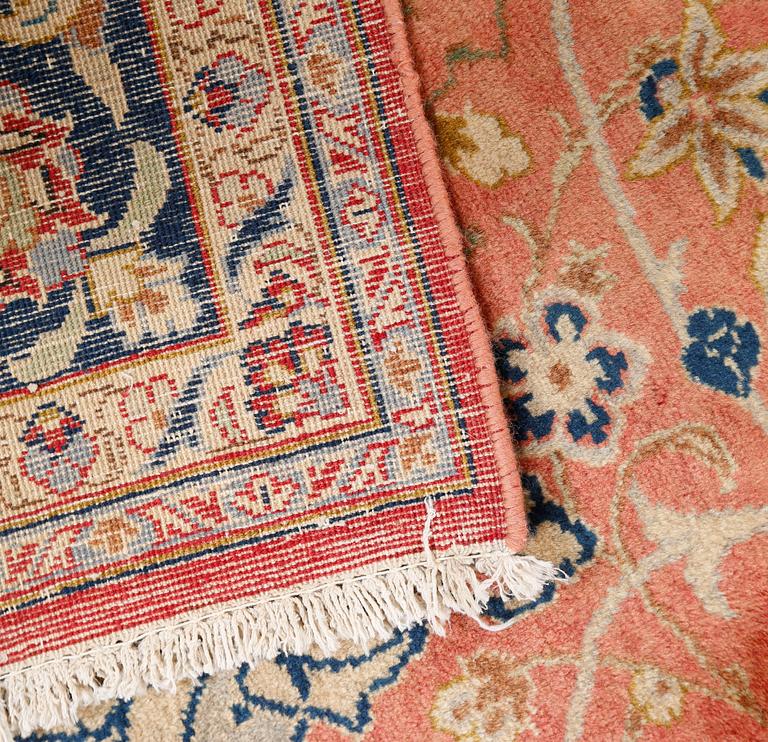 A Sarouk rug, 321 x 209 cm.