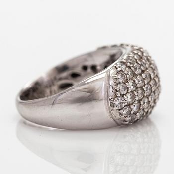 Ring, bombé, 18K vitguld och diamanter ca 2.00 ct tot enligt gravyr.